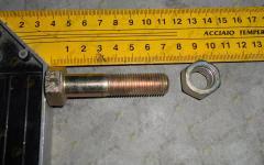 Болт верхний переднего амортизатора кабины HOWO Q1841470