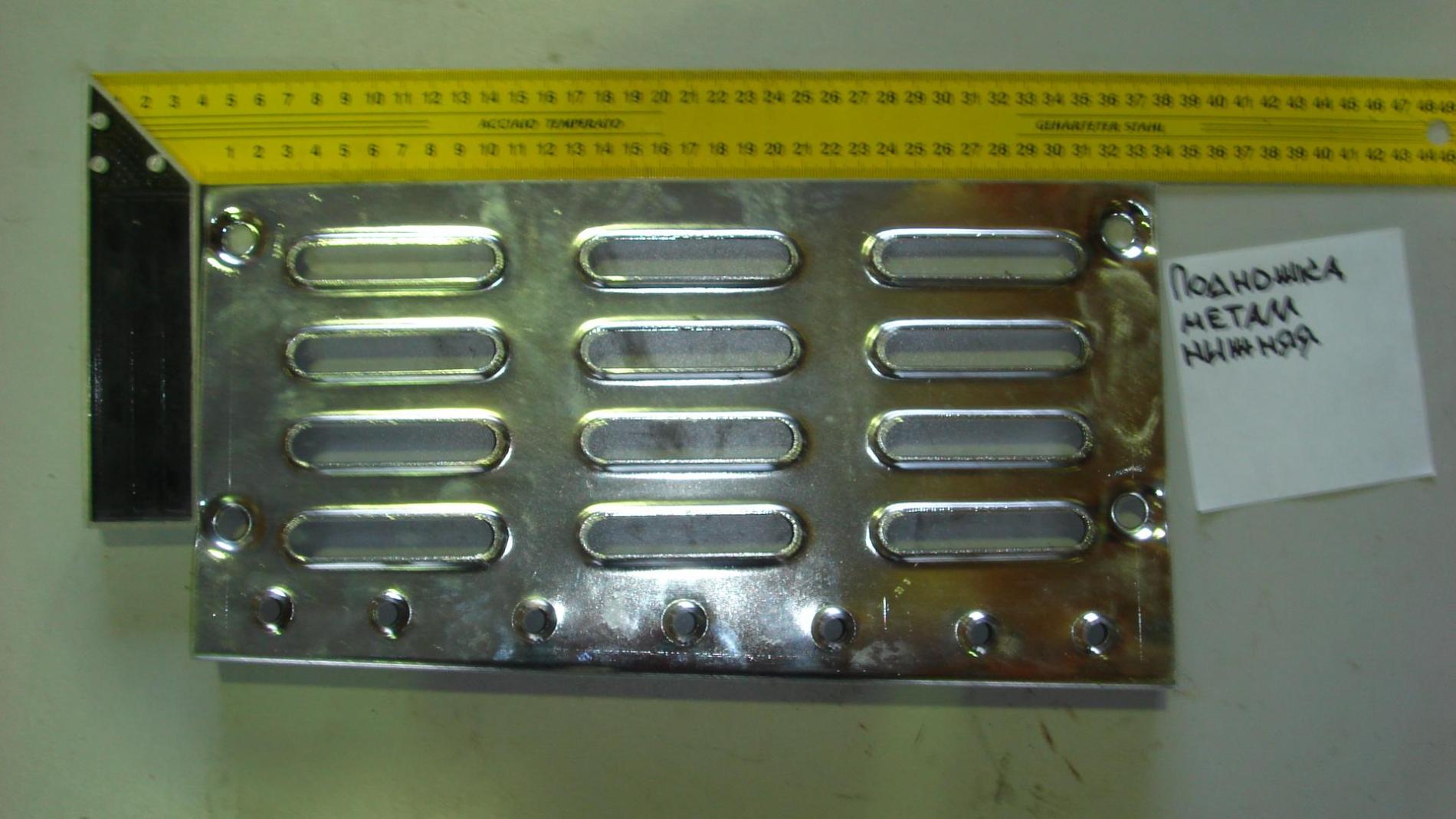 Подножка металлическая нижняя левая HOWO WG1642240032